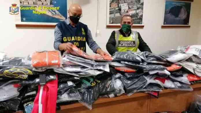 Contraffazione abiti contraffatti vestiti falsi Guardia di Finanza