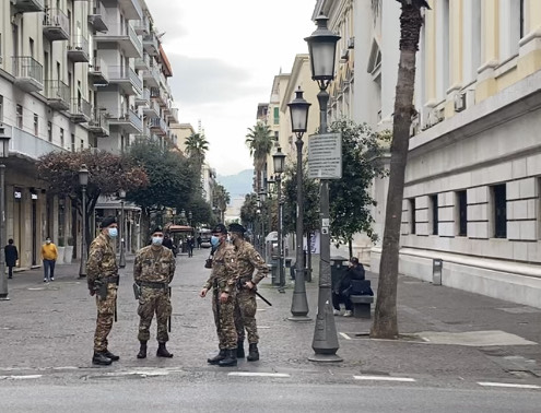 esercito in strada