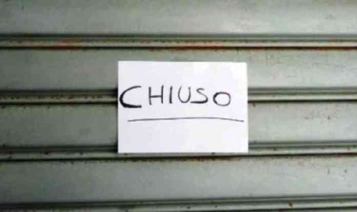 Negozio chiuso saracinesca abbassata attività commerciale