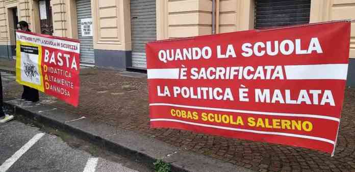 Scuola chiusa striscione