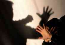 Shock a Napoli, picchia la moglie per farla prostituire