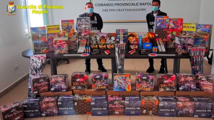 Fuochi pirotecnici d'artificio illegali operazione natale sicuro