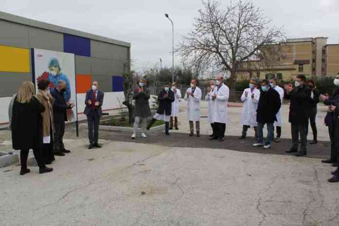 Gigantografia simbolo pandemia davanti ospedale modulare 23-12-2020