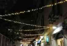 Napoli, luminarie di Natale ai Baretti di Chiaia: “Vogliamo tornare alla normalità”