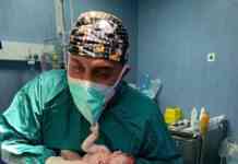 Neonata tenta di strappare mascherina al ginecologo: l’immagine ben augurante per il 2021