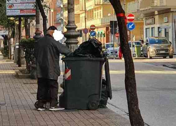 anziano rifiuti cibo