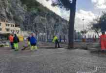 Minori, volontari al lavoro per ripulire la strada statale 163 (FOTO)