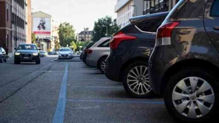 auto strisce blu
