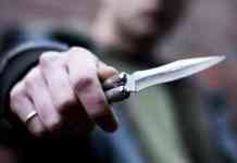 Immigrato aggredisce poliziotti con coltello, arrestato 40enne