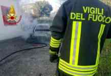 Aiello del Sabato, auto divorata dalle fiamme: i Vigili del Fuoco mettono la zona in sicurezza
