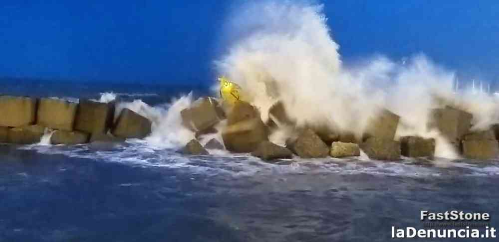 Boa sugli scogli lungomare