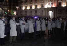 Napoli, “Noi non vi dimenticheremo mai!”: flashmob della Fimmg in ricordo dei medici morti per Covid