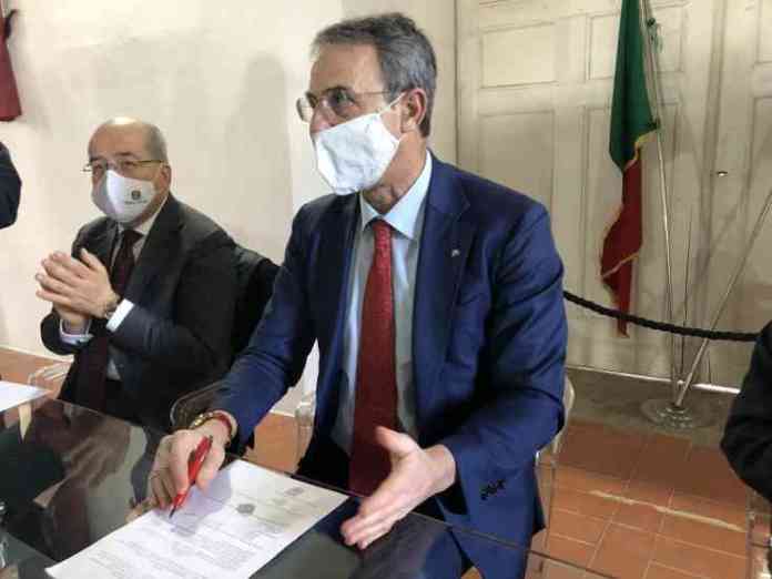Ministro firma Carta