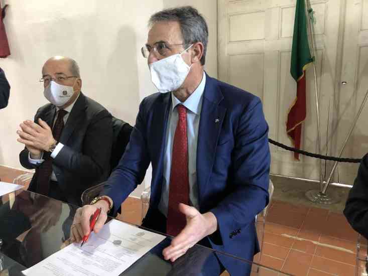 Ministro firma Carta