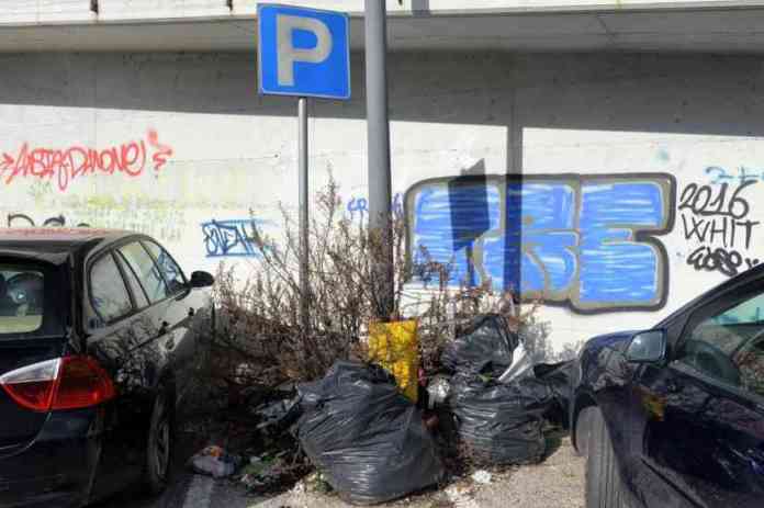 Spazzatura tra auto