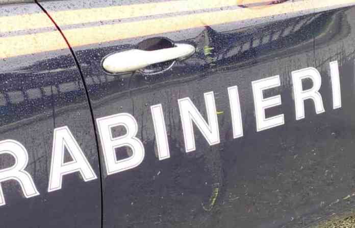 auto carabinieri colpita da zappa