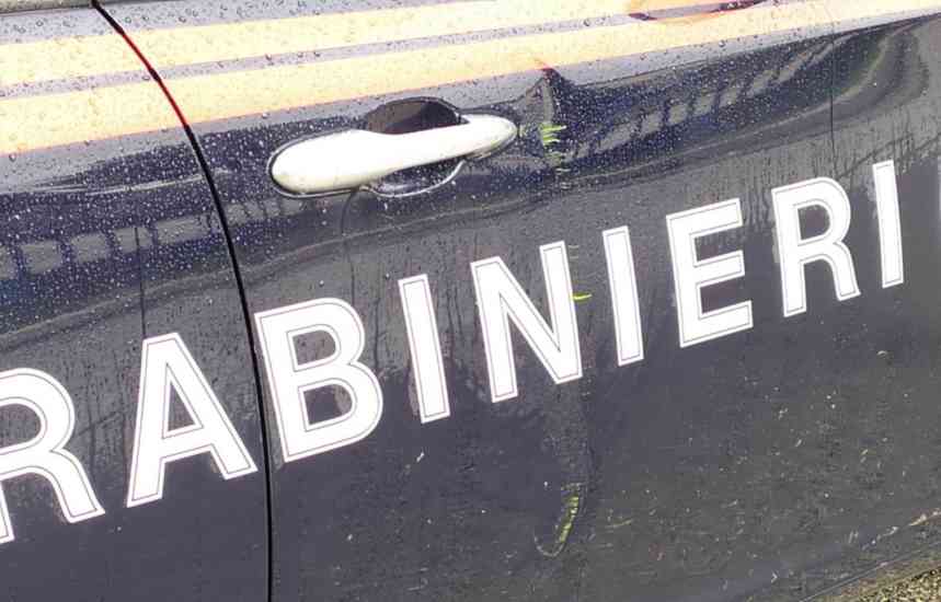 auto carabinieri colpita da zappa