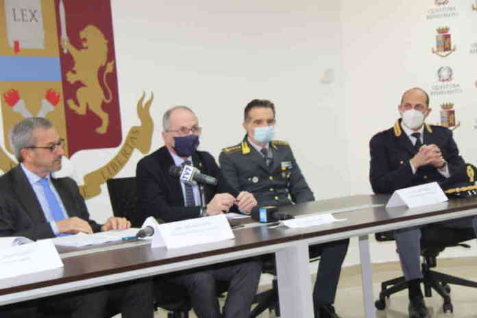 conferenza questura arresti estorsione 14-01-2021 (5)