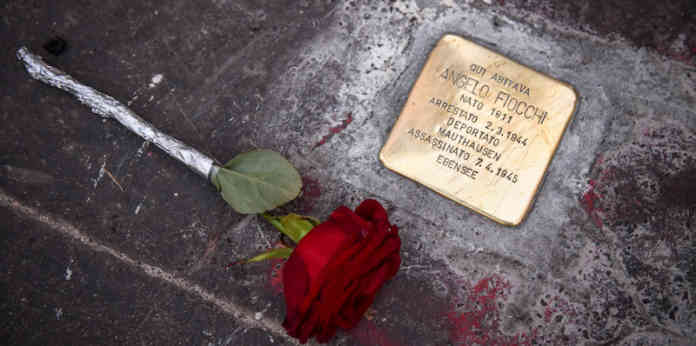 Comitato Pietre d inciampo con Anpi e realtà antifasciste depongono fiori sulla lapide deicata a Angelo Fiocchi in viale Lombardia 63 danneggiata da vandali