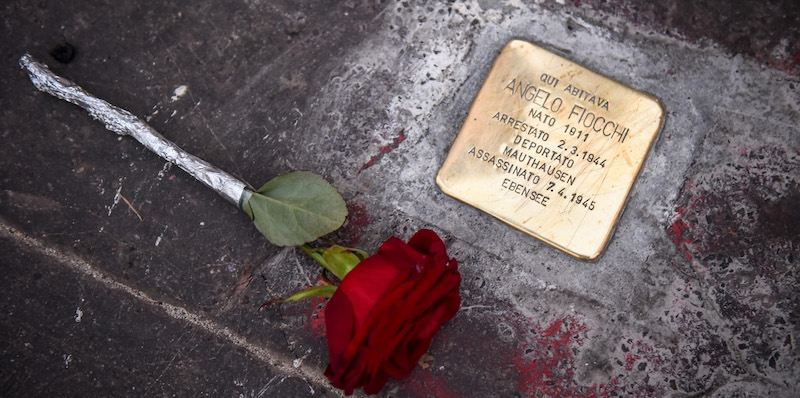 Comitato Pietre d inciampo con Anpi e realtà antifasciste depongono fiori sulla lapide deicata a Angelo Fiocchi in viale Lombardia 63 danneggiata da vandali