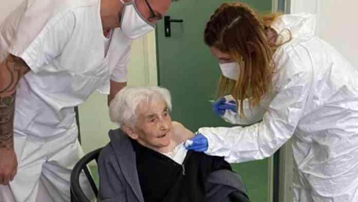 vaccino anti covid Ausilia 102 anni Castellammare di Stabia
