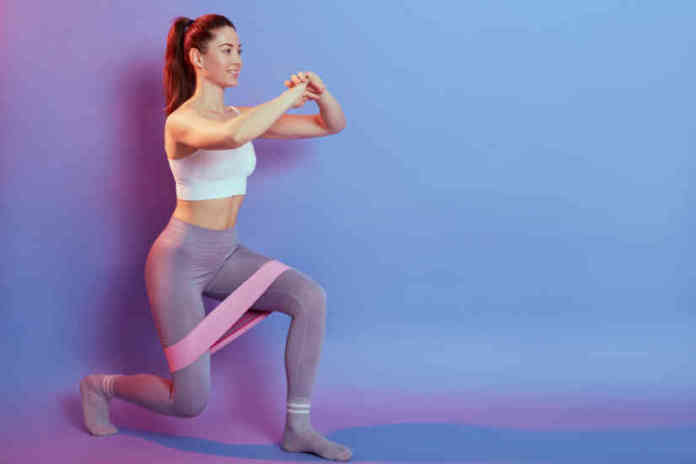 Dark-haired,Woman,With,Ponytail,In,Sporty,Leggins,And,Top,,Lunges