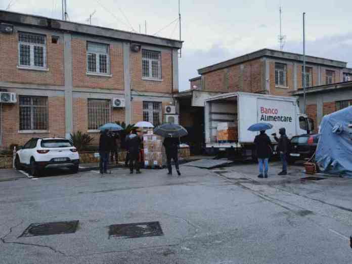 il sindaco dona pacchi alimentari al carcere di fuorni