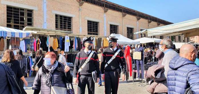 Carabinieri al mercato