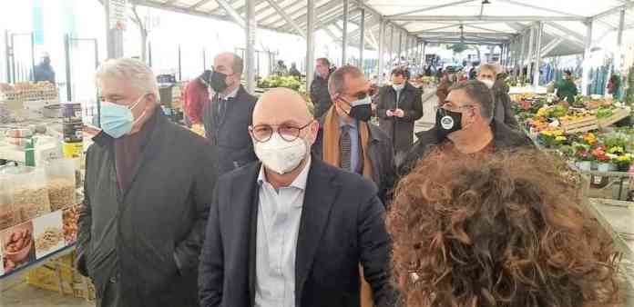 Sindaco in giro mercato
