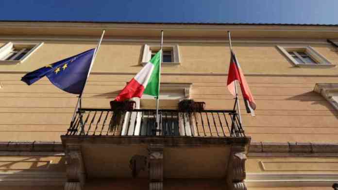 bandiere palazzo mosti 1