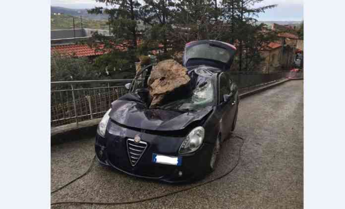 masso su auto giungano