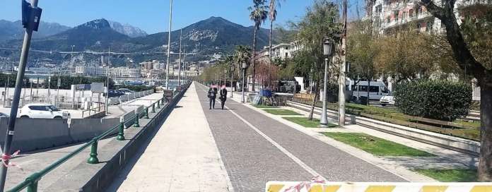 Lungomare passeggio isolato
