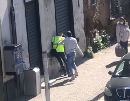 aggressione postino