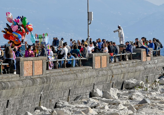 assembramento lungomare Napoli