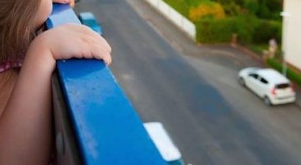 bambino balcone