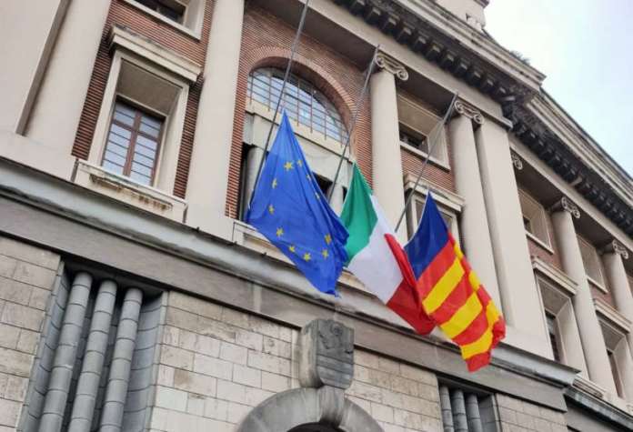 bandiere a mezz'asta salerno