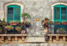 Napoli in shock: donna cade dal balcone e muore
