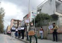Centro sociale senza sede da due anni, flash mob degli attivisti: “Risposte immediate dal Comune”