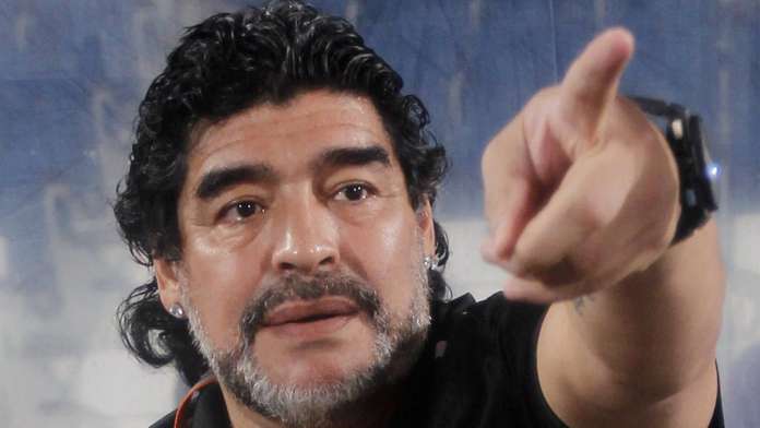 maradona-attacca