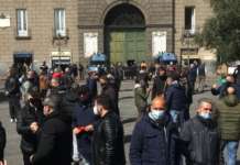 Napoli, protesta permanente dei disoccupati davanti al Comune