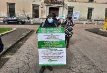 Commercianti in piazza a Caserta: “Se non ripartiamo subito moriremo” (VIDEO)