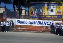 Bomba contro negozio, a Napoli catena umana di solidarietà