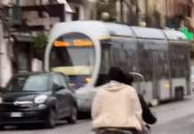 Napoli, tram bloccato dalla sosta selvaggia degli incivili