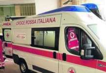 Donna muore a Napoli, medico del 118 aggredito violentemente con calci e pugni