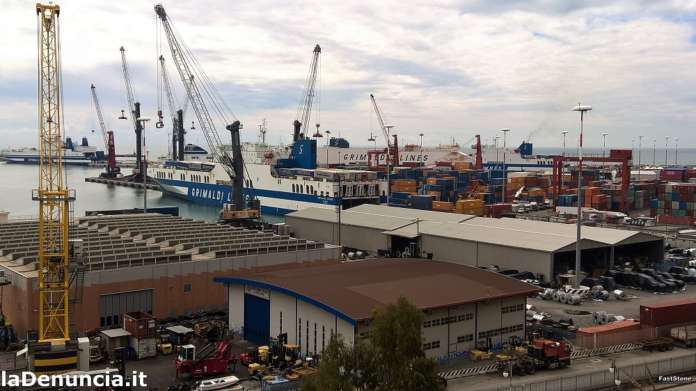 Porto navi Grimaldi.