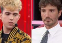 Amici 20, Aka7even va in finale e dedica una canzone d’amore a Napoli: “Mi hai insegnato l’arte della vita”. La critica di De Martino