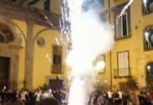 Napoli, sparano fuochi abusivi in pieno centro: scappano i ragazzi della movida (VIDEO)