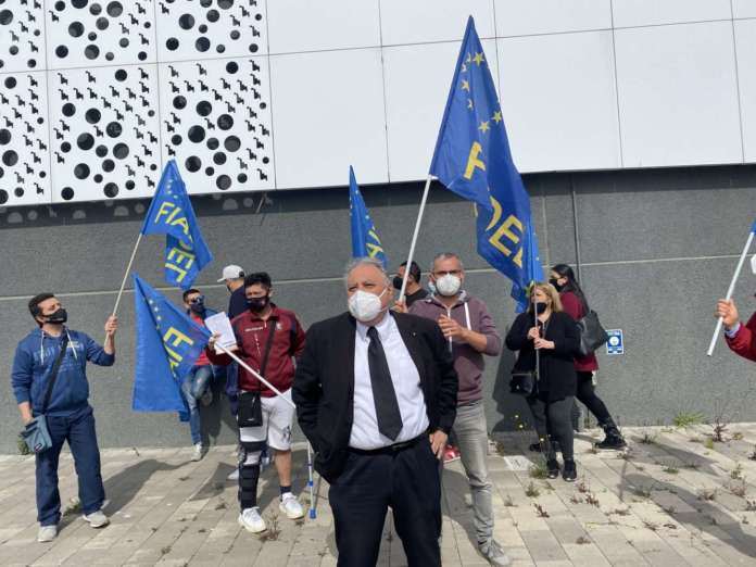 protesta lavoratori la fabbrica