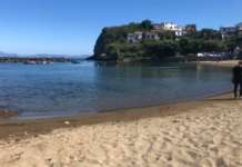 Ferragosto con fuochi e alcol, cacciati dalla spiaggia di Bacoli
