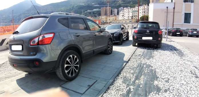 Auto su marciapiede